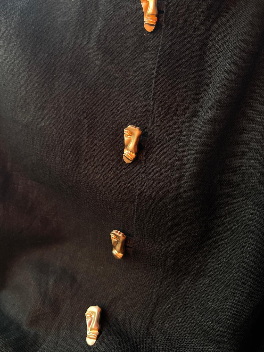 Linen 2piece with sculpture face buttons