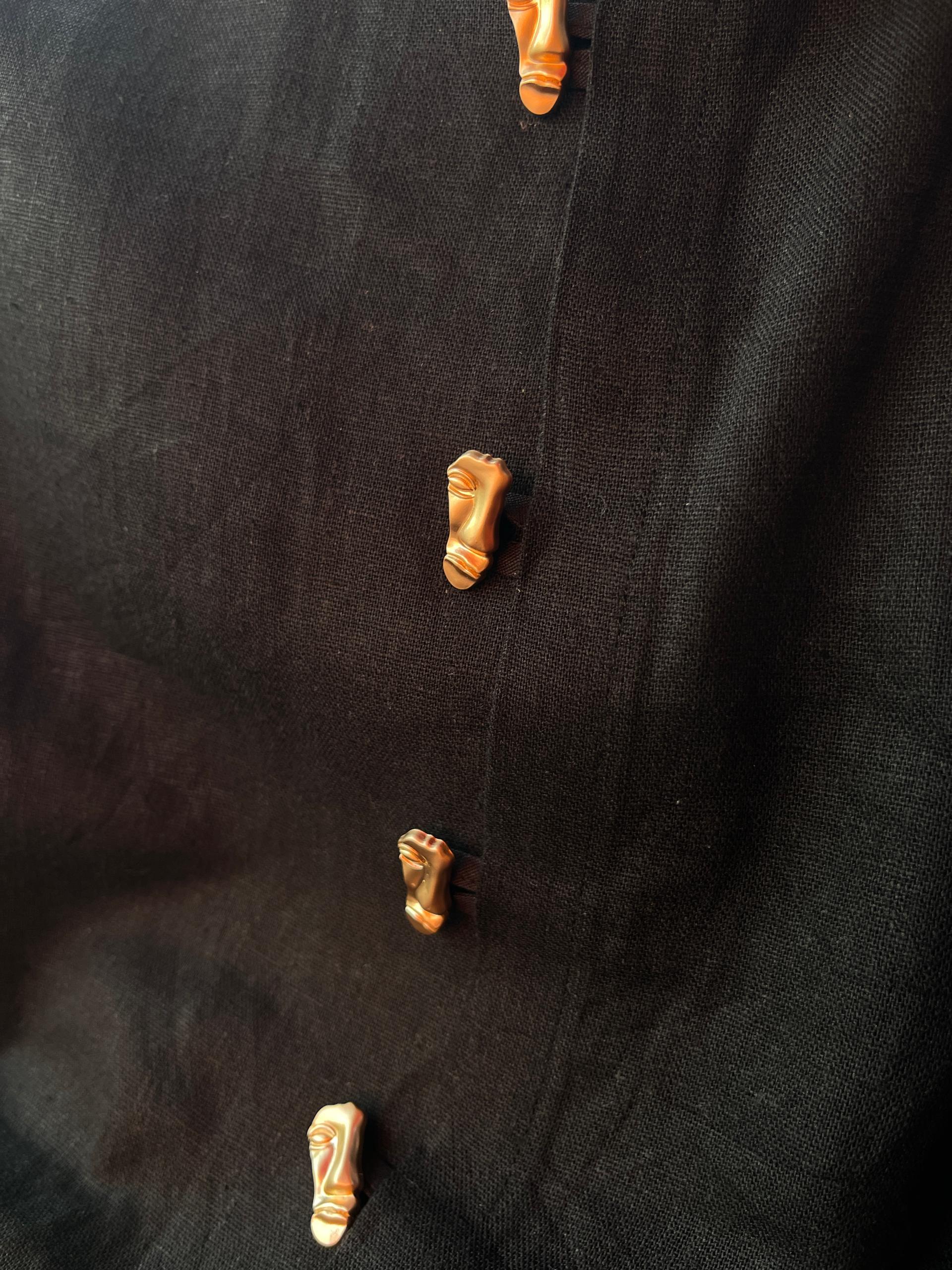 Linen 2piece with sculpture face buttons